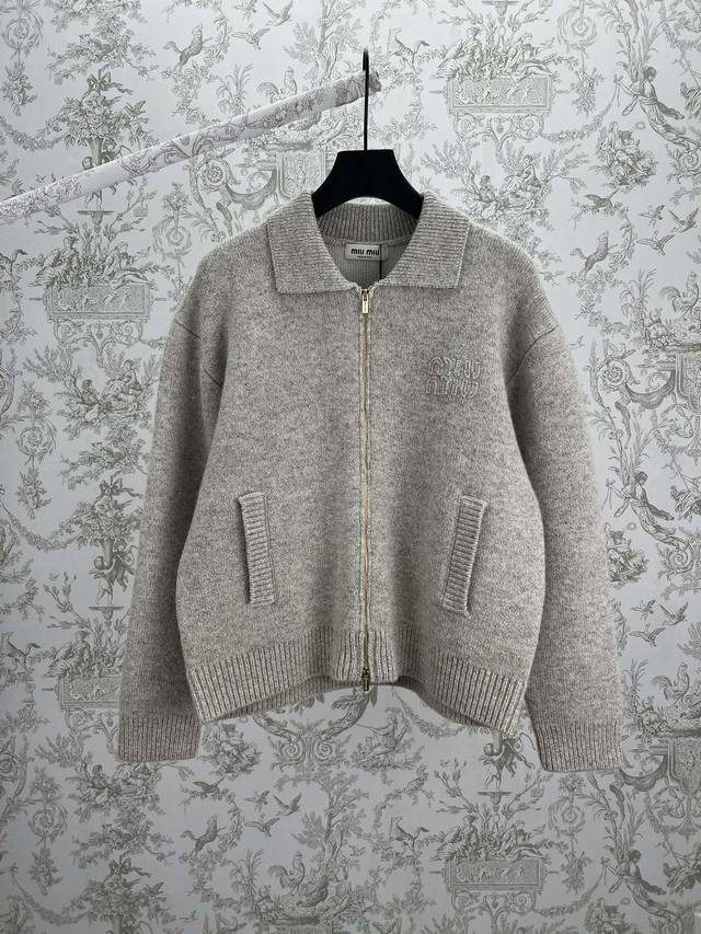 Miumiu 25Ss新款设得兰羊毛与羊绒拉链开衫 这款标志性拉链开衫采用温暖的设得兰羊毛与柔软的羊绒打造，以别致线条与匠心工艺焕新演绎Miu Mi经典作品。