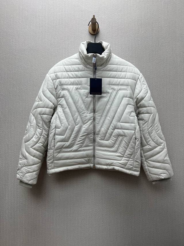 驴家 24Ss新款绗缝束腰夹克受都市遛狗绅士的着装启发，选用防撕裂科技面料塑造加衬设计，再以明线勾勒 Lv 字母与 Monogram 花卉，成就秋日携宠出行的潮