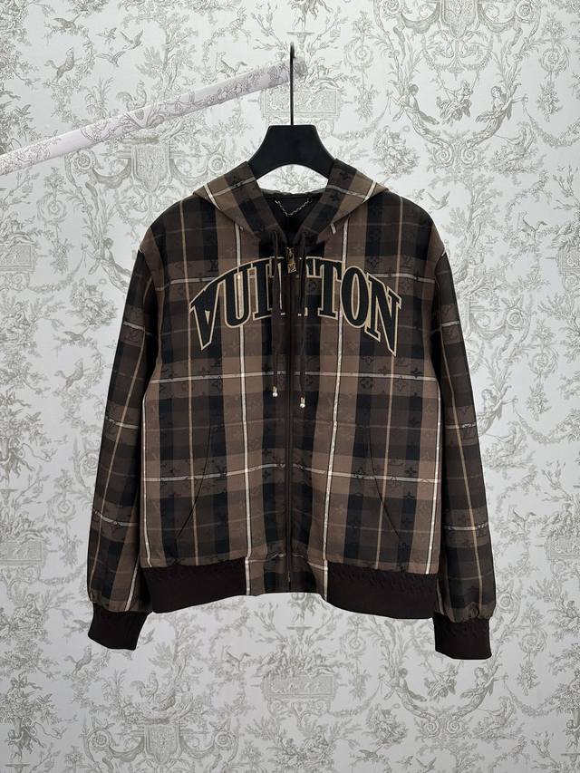 驴家 25Ss新款连帽束腰夹克 本款拉链连帽衫为绵羊毛混纺铺陈当季 Monogram 格纹提花，成就跨季叠穿佳选。Vuitton 毛毡贴饰栖身胸前，考究兜帽配有