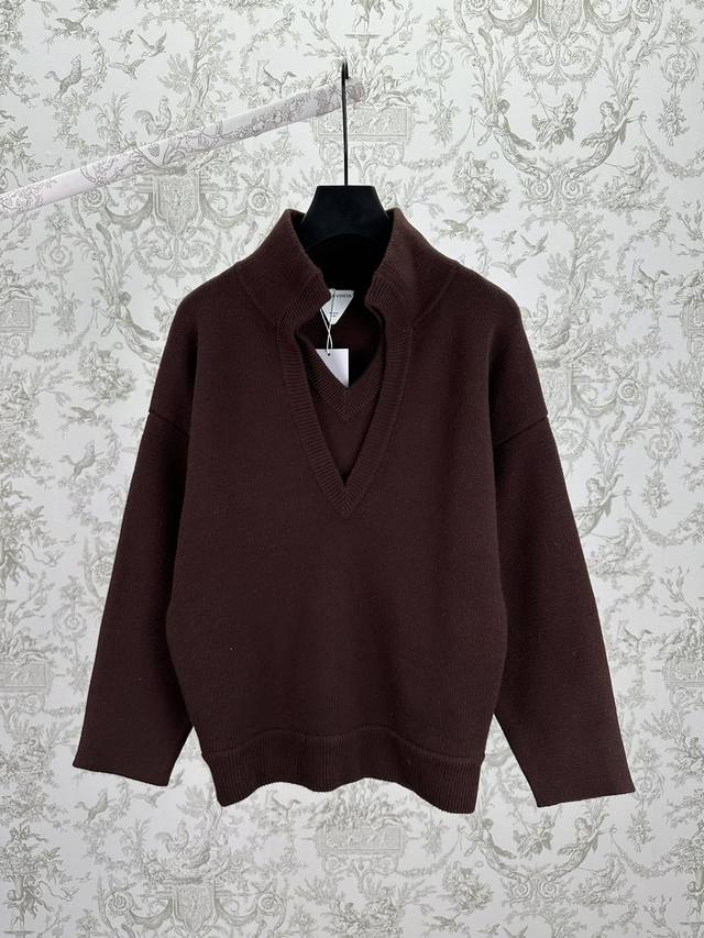 Bv 25Ss新款纯色V领套头长袖毛衣 双层V领设计营造错视效果 整体版型宽松 能适配多个身形 针织面料纹理细密 兼具柔软触感及保暖性 高版本 码数：S.M.L