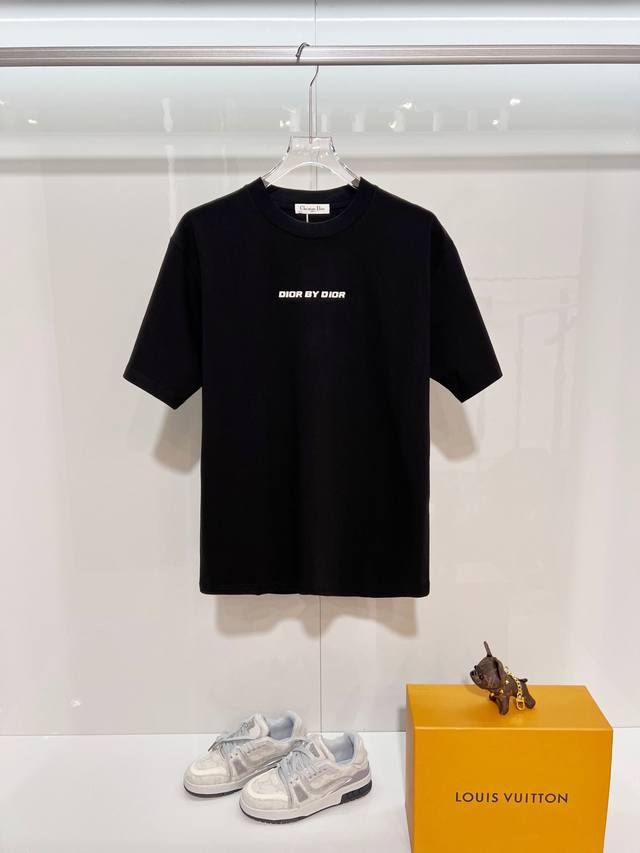 Dior 迪奥 300克圆领短袖T恤 品牌经典 经典简约 胶印 字母Logo压花工艺 2025Ss官方同步 高版本 高品质 时尚个性 百搭潮流 纯原品质 原版面