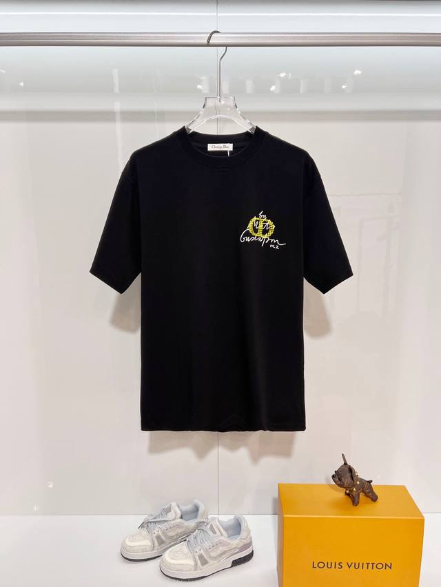 Dior 迪奥 300克圆领短袖T恤 品牌经典 双层 胶印 字母Logo压花工艺 2025Ss官方同步 高版本 高品质 时尚个性 百搭潮流 纯原品质 原版面料