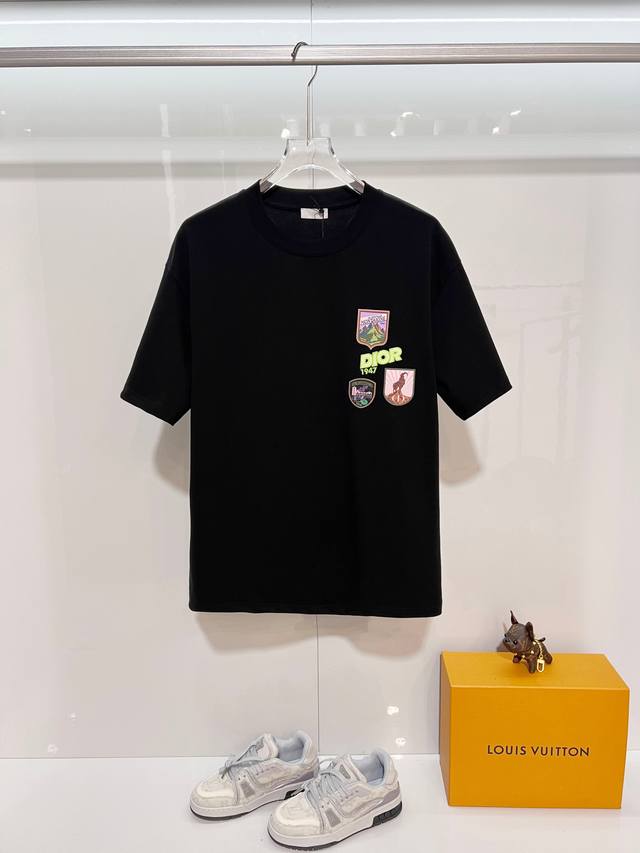 Dior 迪奥 高品质320克圆领短袖T恤 品牌经典 绿色1947徽章Cd刺绣字母Logo 2026Ss早春官方同步 高版本 高品质 时尚个性 百搭潮流 纯原品
