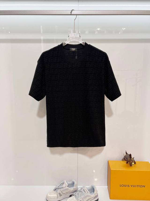 Fendi 芬迪 高品质320克圆领短袖T恤 品牌经典 满印老花暗纹双F提花字母Logo 2026Ss早春官方同步 高版本 高品质 时尚个性 百搭潮流 纯原品质
