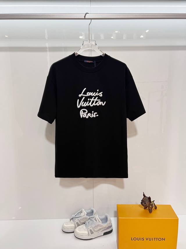 Louis Vuitton 路易威登 高品质320克圆领短袖T恤 品牌经典 1V 驴家 胸前凸起万针刺绣标语字母Logo 2026Ss早春官方同步 高版本 高品