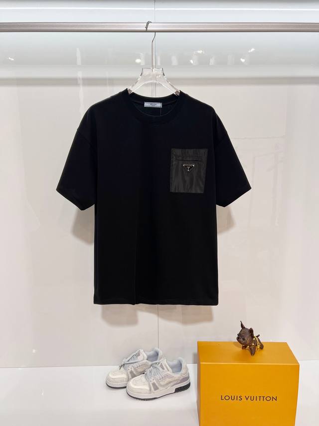 prada 普拉达 高品质320克圆领短袖T恤 品牌经典 胸前贴布口袋拼接三角标皮章仔字母Logo 2026Ss早春官方同步 高版本 高品质 时尚个性 百搭潮流