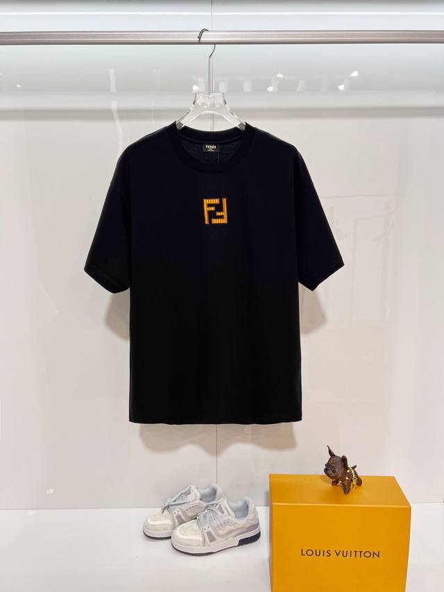 Fendi 芬迪 高品质320克圆领短袖T恤 品牌经典 胸前经典简约双F刺绣字母Logo 2026Ss早春官方同步 高版本 高品质 时尚个性 百搭潮流 纯原品质