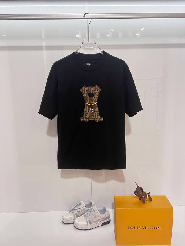 Fendi 芬迪 高品质320克圆领短袖T恤 品牌经典 拼接双F小狗刺绣字母Logo 2026Ss早春官方同步 高版本 高品质 时尚个性 百搭潮流 纯原品质 原