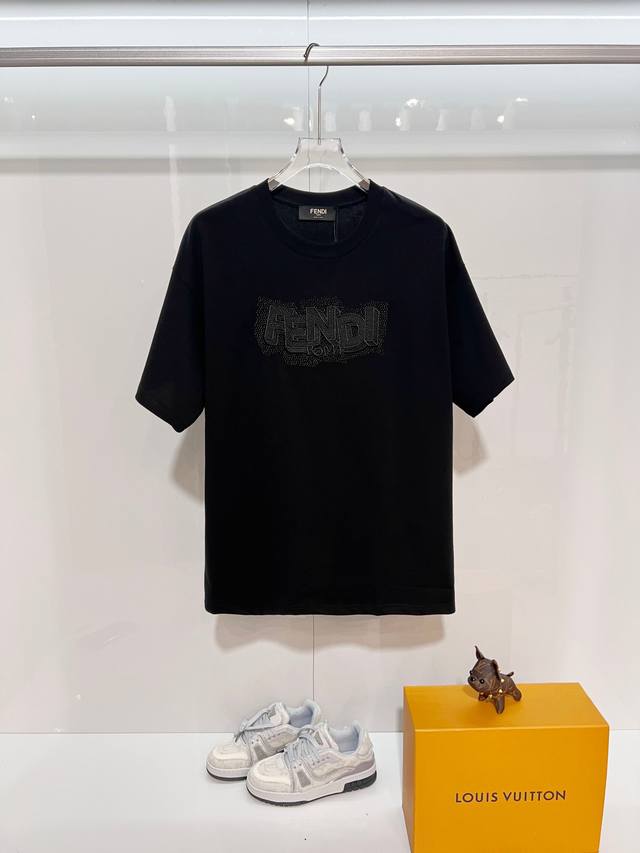 Fendi 芬迪 高品质320克圆领短袖T恤 品牌经典 重工点缀珠片拼色刺绣字母Logo 2026Ss早春官方同步 高版本 高品质 时尚个性 百搭潮流 纯原品质