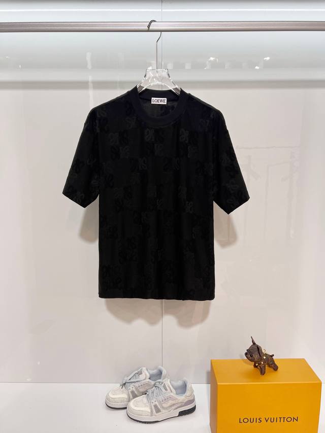 Loewe 罗意威 高品质320克圆领短袖T恤 品牌经典 全幅满印暗纹老花贴布字母Logo 2026Ss早春官方同步 高版本 高品质 时尚个性 百搭潮流 纯原品