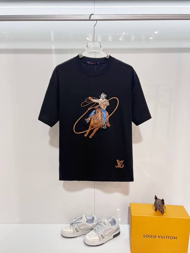 Louis Vuitton 路易威登 高品质320克圆领短袖T恤 品牌经典 1V 驴家 前后重工刺绣西部牛仔套马绳索字母Logo 2026Ss早春官方同步 高版