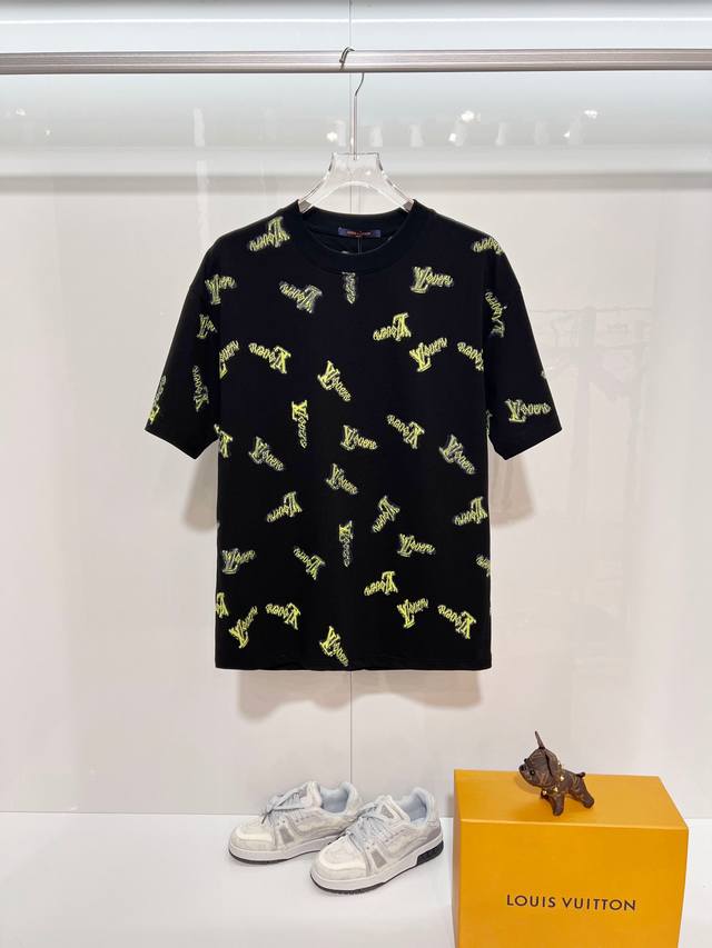 Louis Vuitton 路易威登 高品质320克圆领短袖T恤 品牌经典 1V 驴家 满印涂鸦字母Logo 2026Ss早春官方同步 高版本 高品质 时尚个性