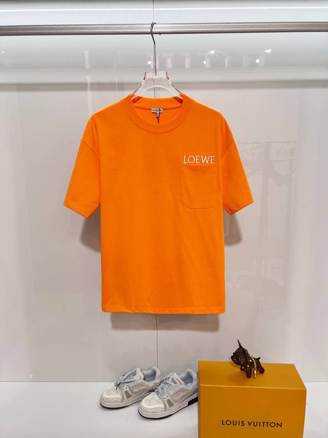 Loewe 罗意威 高品质320克圆领短袖T恤 品牌经典 胸前拼接口袋简约刺绣字母Logo 2026Ss早春官方同步 高版本 高品质 时尚个性 百搭潮流 纯原品