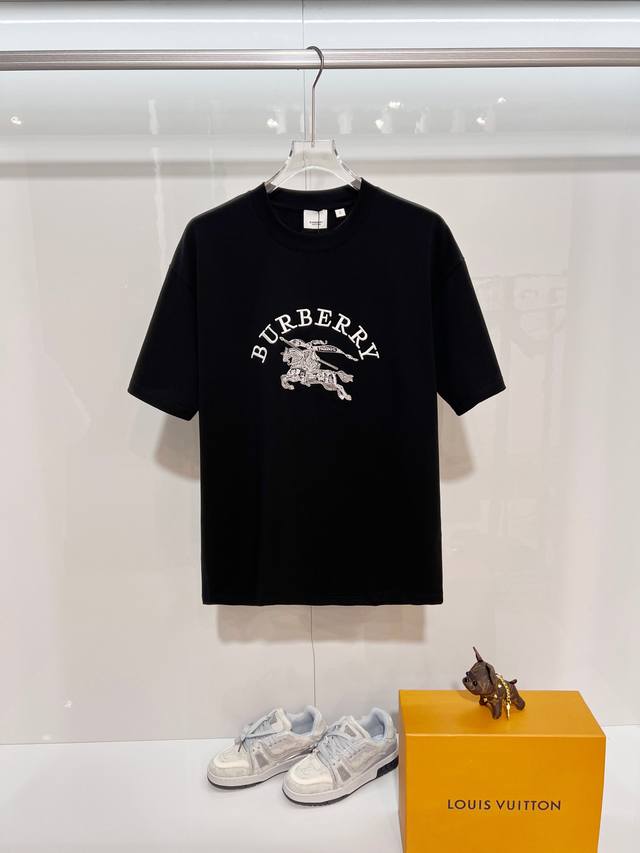 Burberry 巴宝莉 高品质320克圆领短袖T恤 品牌经典 前后万针战马刺绣字母Logo 2026Ss早春官方同步 高版本 高品质 时尚个性 百搭潮流 纯原