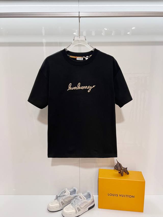 Burberry 巴宝莉 高品质320克圆领短袖T恤 品牌经典 Bbr 麻绳刺绣字母 后背战马格纹Logo 2025Ss官方同步 高版本 高品质 时尚个性 百搭