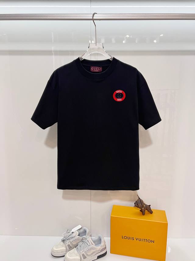 Gucci 古驰 高品质320克圆领短袖T恤 品牌经典 1921 双G刺绣字母Logo 2025Ss官方同步 高版本 高品质 时尚个性 百搭潮流 纯原品质 原版