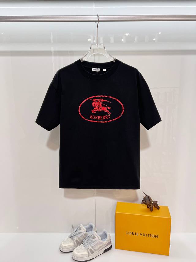 Burberry 巴宝莉 高品质320克圆领短袖T恤 品牌经典 红色战马字母Logo 压花工艺 2025Ss官方同步 高版本 高品质 时尚个性 百搭潮流 纯原品