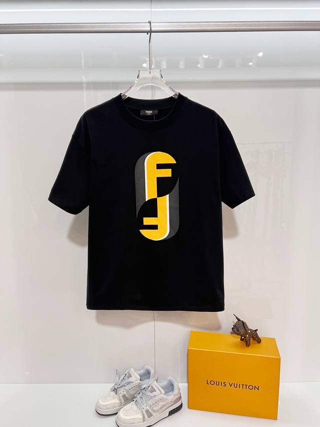 Fendi 芬迪 高品质320克圆领短袖T恤 品牌经典 拼色双F印字母Logo 压花工艺 2025Ss官方同步 高版本 高品质 时尚个性 百搭潮流 纯原品质 原