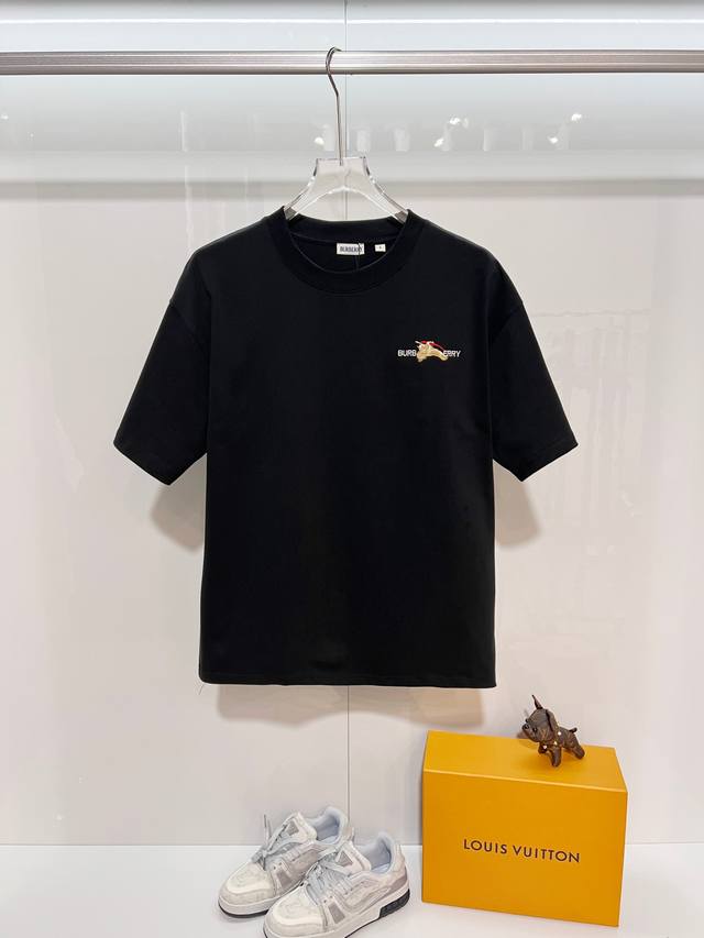 Burberry 巴宝莉 高品质320克圆领短袖T恤 品牌经典 刺绣战马字母Logo 2025Ss官方同步 高版本 高品质 时尚个性 百搭潮流 纯原品质 原版面