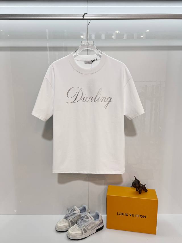 Dior 迪奥 高品质320克圆领短袖T恤 品牌经典 烫印反3M字母Logo 压花工艺 2025Ss官方同步 高版本 高品质 时尚个性 百搭潮流 纯原品质 原版