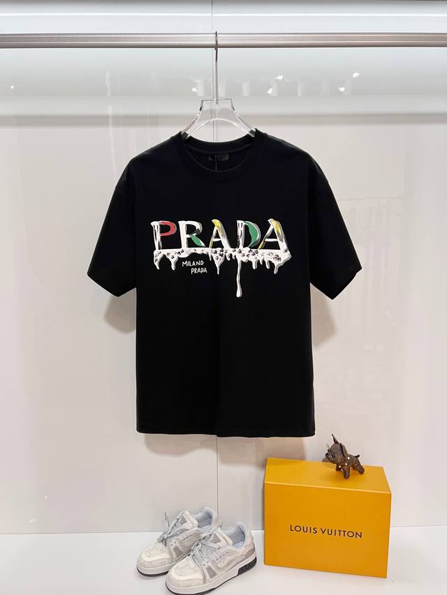 prada 普拉达 高品质320克圆领短袖T恤 品牌经典 拼色涂鸦字母Logo 压花工艺 2025Ss官方同步 高版本 高品质 时尚个性 百搭潮流 纯原品质 原