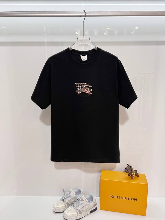 Burberry 巴宝莉 高品质320克圆领短袖T恤 品牌经典 刺绣格纹战马字母Logo 2025Ss官方同步 高版本 高品质 时尚个性 百搭潮流 纯原品质 原