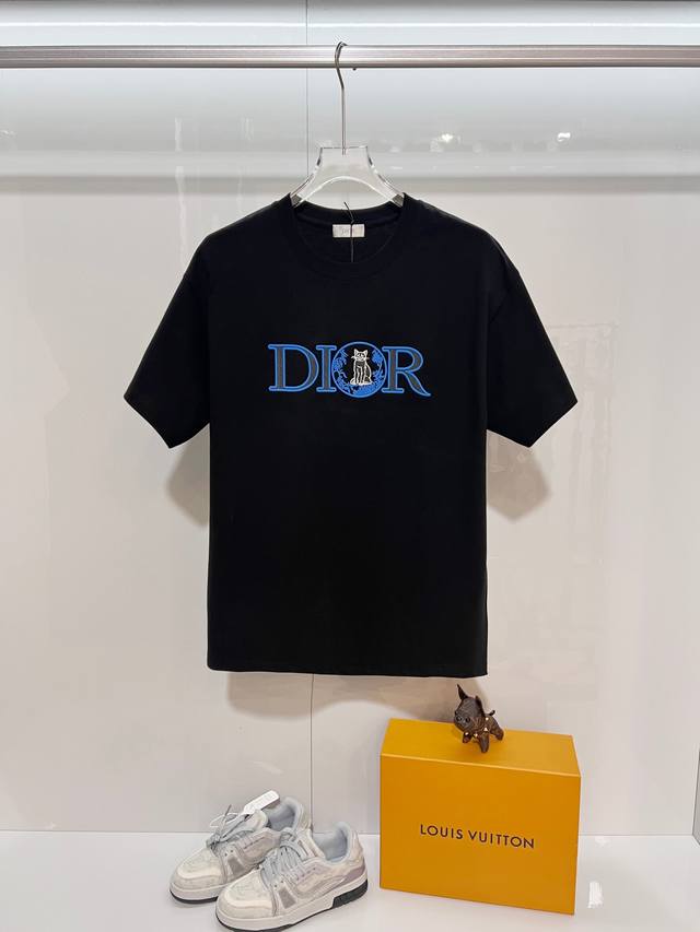 Dior 迪奥 高品质320克圆领短袖T恤 品牌经典 蓝色刺绣字母Logo小猫 2025Ss官方同步 高版本 高品质 时尚个性 百搭潮流 纯原品质 原版面料 吊