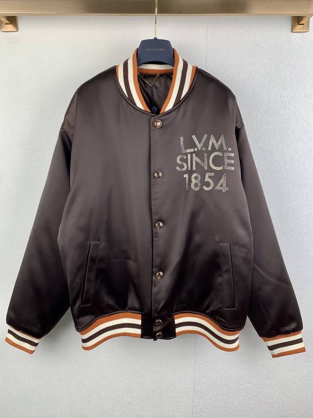 Louis Vuitton 路易 26Ss烫钻刺绣字母外套 原版购入开发，百灵达万针刺绣，三标辅料配套齐全，品质细节体现。 Size：S M L Xl