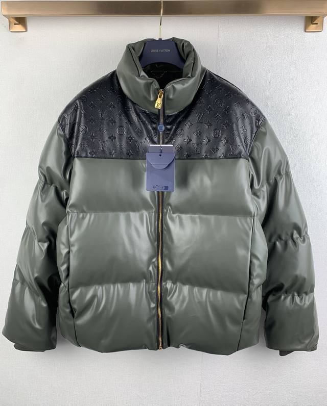 Louis Vuitton 路易 26Ss压印拼接羽绒服 拼色羽绒夹克采用高定工艺打造，衣身主体选用哑光质感的高级人造皮革，经防泼水处理与多次柔化打磨，触感细腻