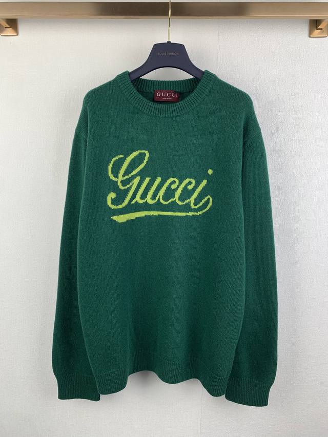Gucci 古驰 饰嵌花针织羊毛套衫 绿色针织主体，正面有手写风格“Gucci”嵌花，背部为纯素色设计，整体是简约基础款版型，材质100%羊毛，面料柔软且保暖性