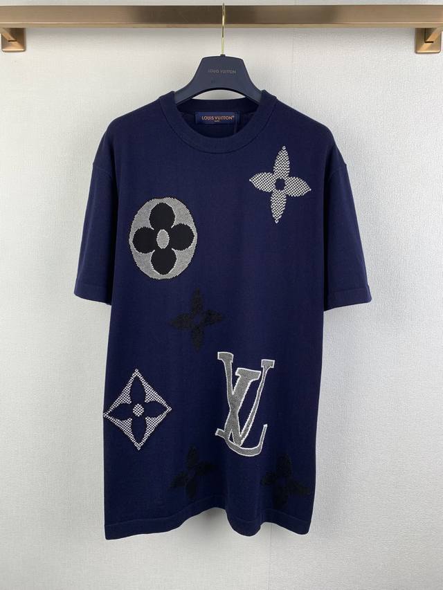 Louis Vuitton 25Ss新款Monogram 短袖针织圆领衫 本款短袖圆领衫为棉质混纺衣身渲染浓郁色调，并点缀嵌花图案、大号 Lv 字母与 Mono
