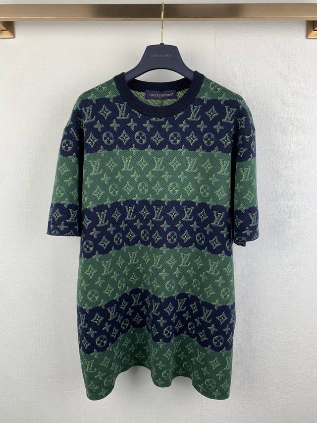 Louis Vuitton 撞色提花针织圆领衫 原版开发，面料：针织面料 工艺：提花制作版型：合身版型 描述：本款短袖圆领衫以全幅 Monogram Herit