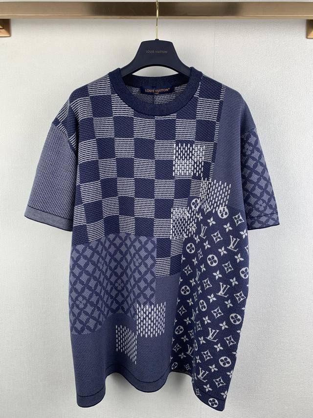 Louisvuitton 路易 Nigo合作系列棋盘格针织短袖 本款棉质短袖圆领衫出自 2025 秋冬系列，以繁复嵌花拼接工艺融汇 Damier 和Monogr