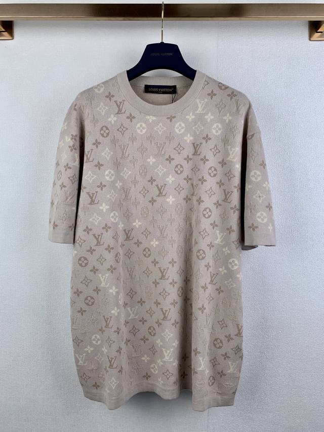 Louis Vuitton 字母渐变提花短袖 原版购入开发, 面料：全棉面料,工艺：针织提花制作颜色：浅杏色版型：合身版型 ,克重：约405克 描述：采用高支棉