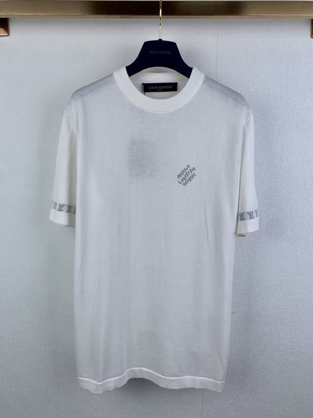 Louis Vuitton 路易 袖口老花提花针织短袖 对板采用80支双股赛络纺纱，高支高品质纱能保证面部无毛刺光滑柔软。花型由人工一比一数出来，运用进口32把