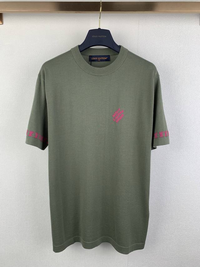 Louis Vuitton 路易 袖口老花提花针织短袖 对板采用80支双股赛络纺纱，高支高品质纱能保证面部无毛刺光滑柔软。花型由人工一比一数出来，运用进口32把