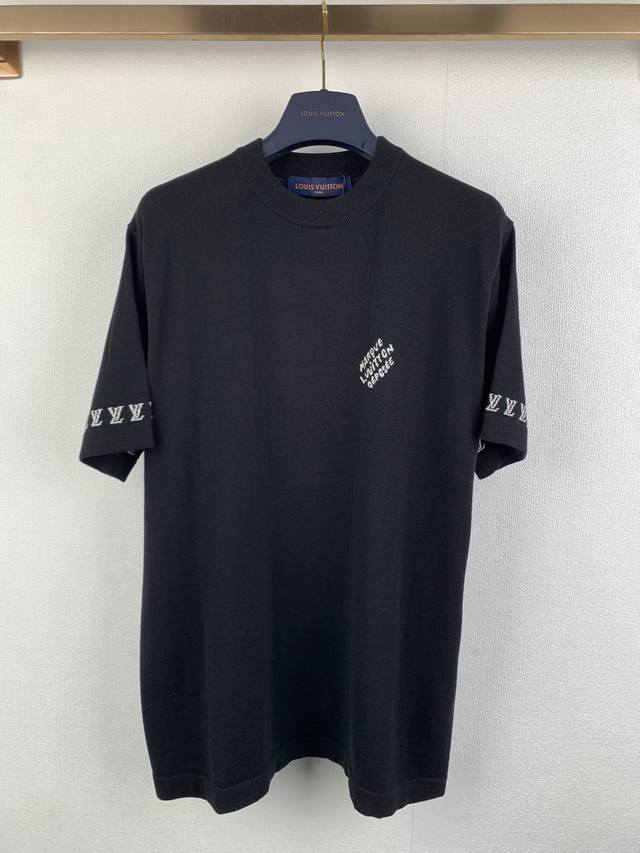 Louis Vuitton 路易 袖口老花提花针织短袖 对板采用80支双股赛络纺纱，高支高品质纱能保证面部无毛刺光滑柔软。花型由人工一比一数出来，运用进口32把