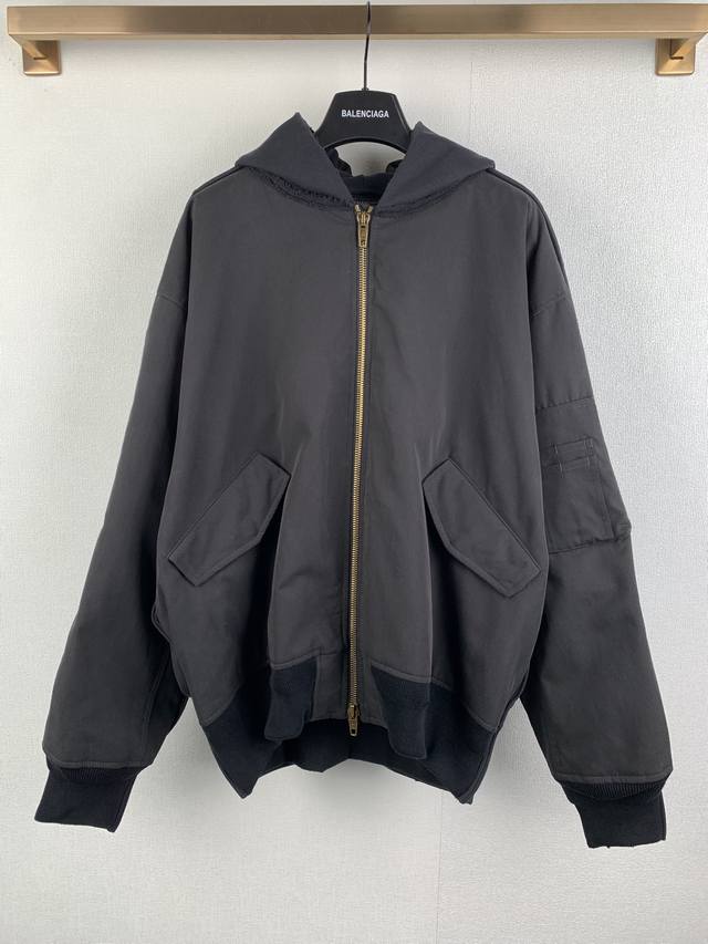 Balenciaga 巴黎世家 25Fw 前后拼接重工棉服夹克 外层采用高密全棉斜纹布，先通过砂洗+马骝炒色实现整体灰度做旧，再局部进行猫须、喷石磨烂，模拟自然