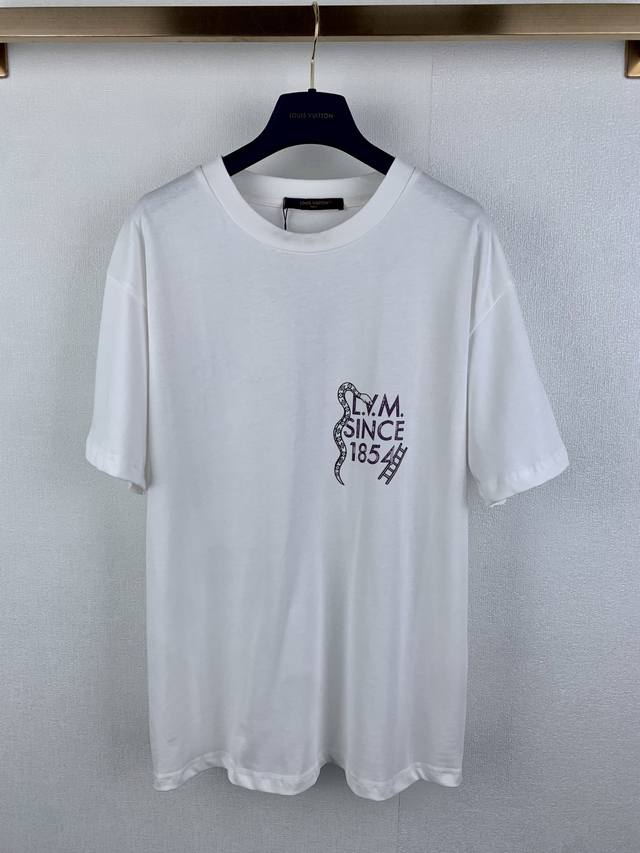 Louis Vuitton 路易 新款印花蛇短袖T恤 本款T恤采用轻盈面值针织面料 上身舒适，后幅大幅康丽数码印花蛇年图案，路易威登的经典棋盘格标志印花融合蛇年