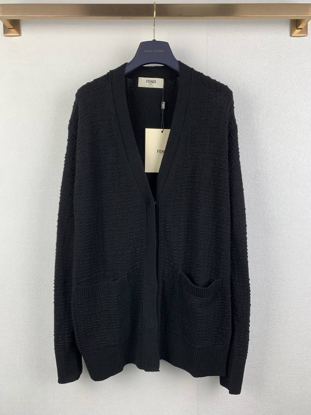 Fendi 谷波提花V领开衫长袖毛衣 正品22500购入,定染32支双股澳羊毛混纺毛料,采用进口织机 Soto 16针,毛料酵洗,毛料提花,定制1：1暗扣,定制