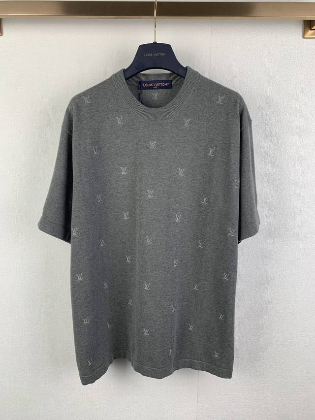 Louis Vuitton 小字母刺绣毛织短袖 采用14S高质纯棉纱线，通过细针高密圆机针织技术，打造出轻薄却密实不透的独特毛织结构。中低支纱线的蓬松特性赋予面