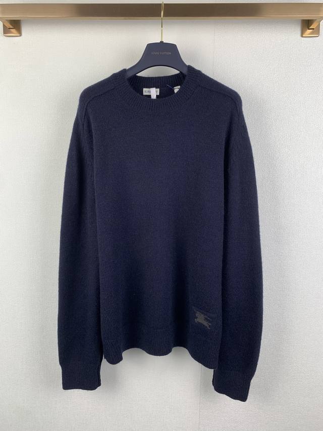 Burberry纯色圆领羊绒针织衫 正品11275购入，定染18支双股羊毛混纺毛料，采用进口织机 Soto 5针，毛料酵洗，毛料提花，定制1：1商标，合身版型