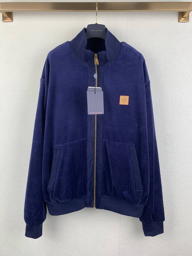 Louis Vuitton 路易 蓝色天鹅绒外套 以动感设计升级昼夜造型。莹泽天鹅绒混纺丝绒裁出流畅廓形，搭配弹力腰部和 Marque 1.Vuitton 可与