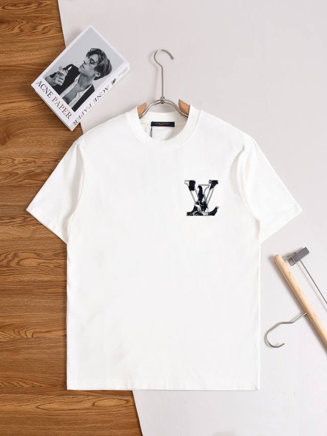 Louis Vuitton 路易威登 1V 驴家 Lv Lv 微宽版型S-Xl Lv 26Ss新品专柜同步专柜上架 多重重工艺 前后幅牛仔贴布字母刺绣 圆领短袖