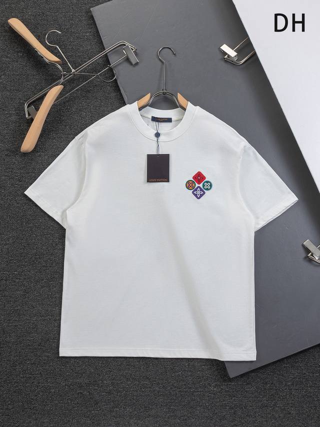 Louis Vuitton 路易威登 1V 驴家 Lv Lv 微宽版型S-Xl Lv 26Ss新品专柜同步专柜上架 多重重工艺 胸口彩色四叶草刺绣 后幅直条彩色