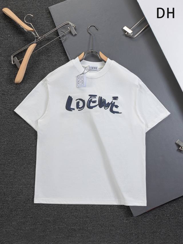 Loewe 罗意威 Loewe 高版本 微宽版型S-Xl 罗意威 26Ss 新品官网同步发售 经典简约字母标识刺绣 多重重工艺 圆领短袖男女同款！短袖不在千篇一
