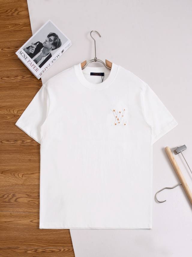 Louis Vuitton 路易威登 1V 驴家 Lv 微宽版型S-Xl Lv 26Ss 新品专柜同步专柜上架 多重重工艺 胸口立体镂空金点字母刺绣Logo 后