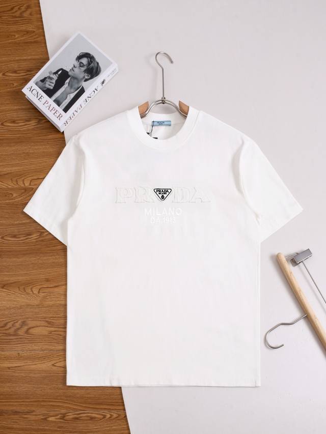 prada 普拉达 prada 三角标 高版本 微宽版型S-Xl prada 26Ss春夏热卖新款 胸前立体贴布绣三角标字母图腾刺绣短袖T恤，这款T恤融运动风极