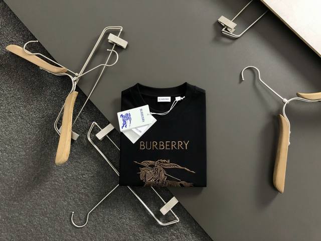 Burberry Bbr 巴宝莉 战马 Bbr 巴博利 微宽版型S-Xl Bbr 26Ss新款独家限定 专柜最新款 胸前经典字母战马金标刺绣 精美工艺 320克