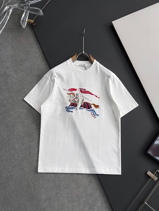 Burberry Bbr 巴宝莉 战马 Bbr 微宽版型S-Xl Bbr 26Ss新款独家限定 专柜最新款 多彩色拼接战马刺绣 精美工艺 320克洗水面料T恤作